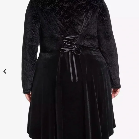 The Witcher Yennefer Velvet Hi-Low Waistcoat
Plus Size - Picture 3 of 9